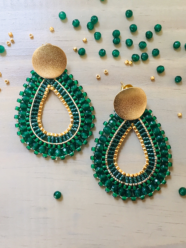Aros tejidos con delicas, rocailles Miyuki y ágatas verdes en su contorno 1