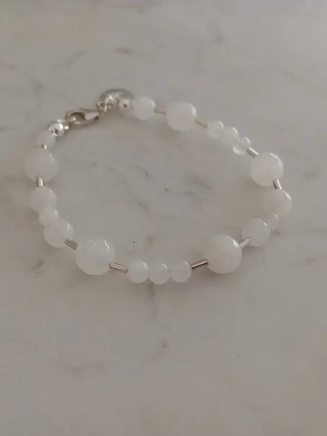 Pulsera de piedras cuarzo blanco y mostacillas de plata  2