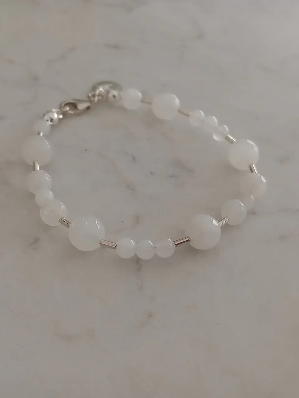 Pulsera de piedras cuarzo blanco y mostacillas de plata  2