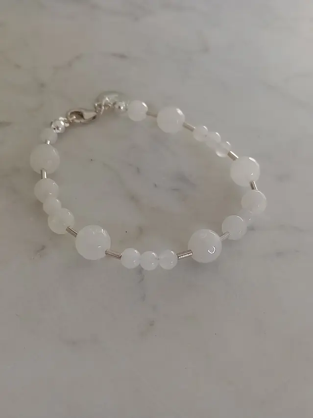 Pulsera de piedras cuarzo blanco y mostacillas de plata  1