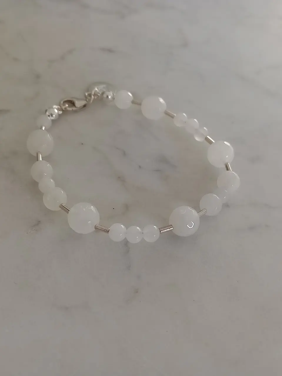 Pulsera de piedras cuarzo blanco y mostacillas de plata  1