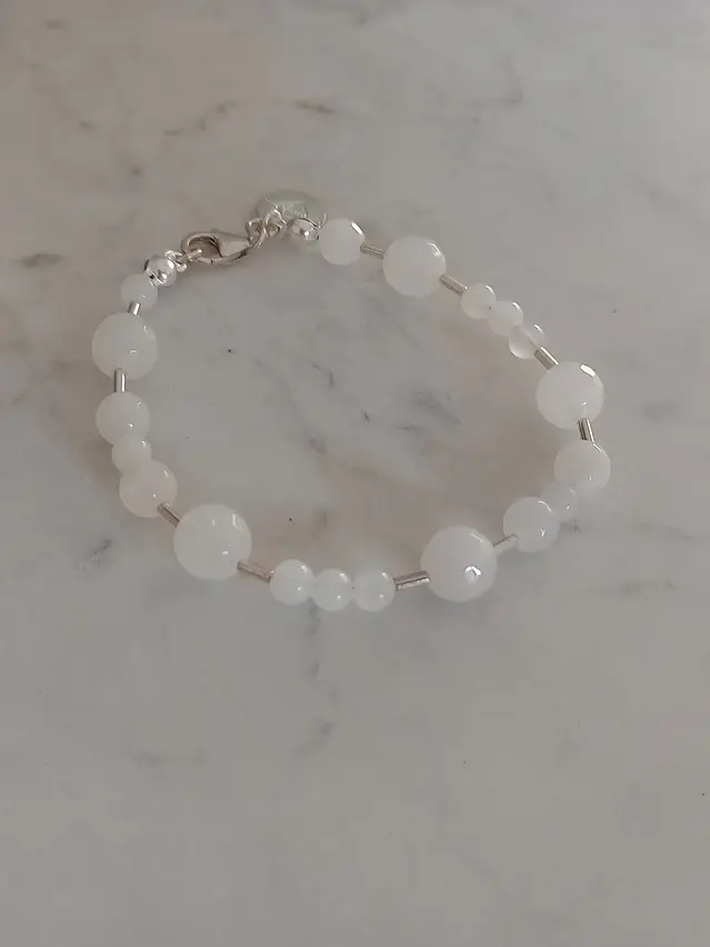 Pulsera de piedras cuarzo blanco y mostacillas de plata  4