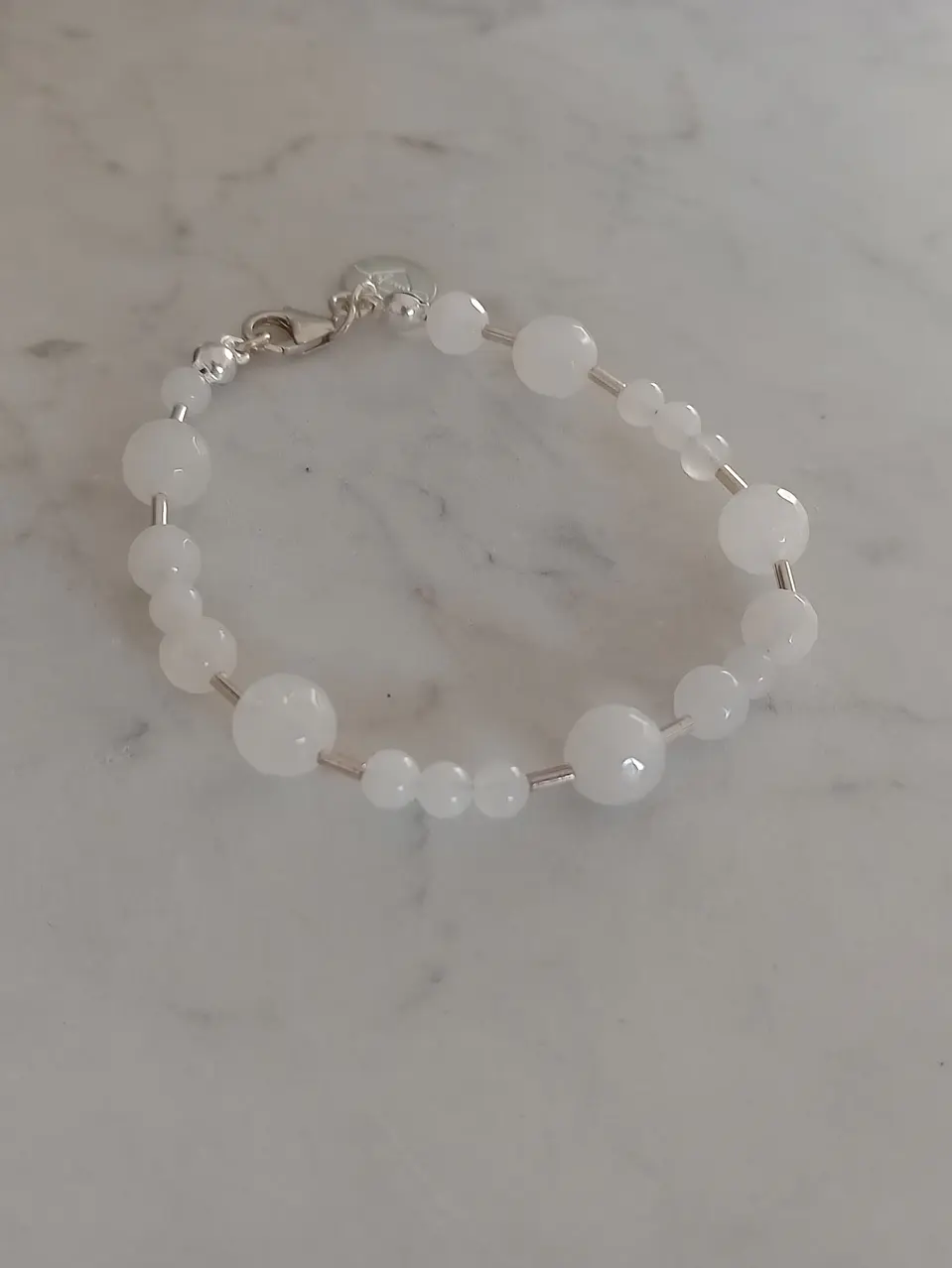 Pulsera de piedras cuarzo blanco y mostacillas de plata  4