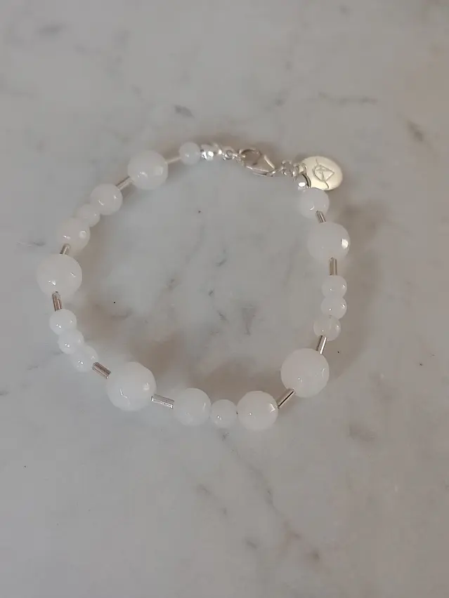 Pulsera de piedras cuarzo blanco y mostacillas de plata  3