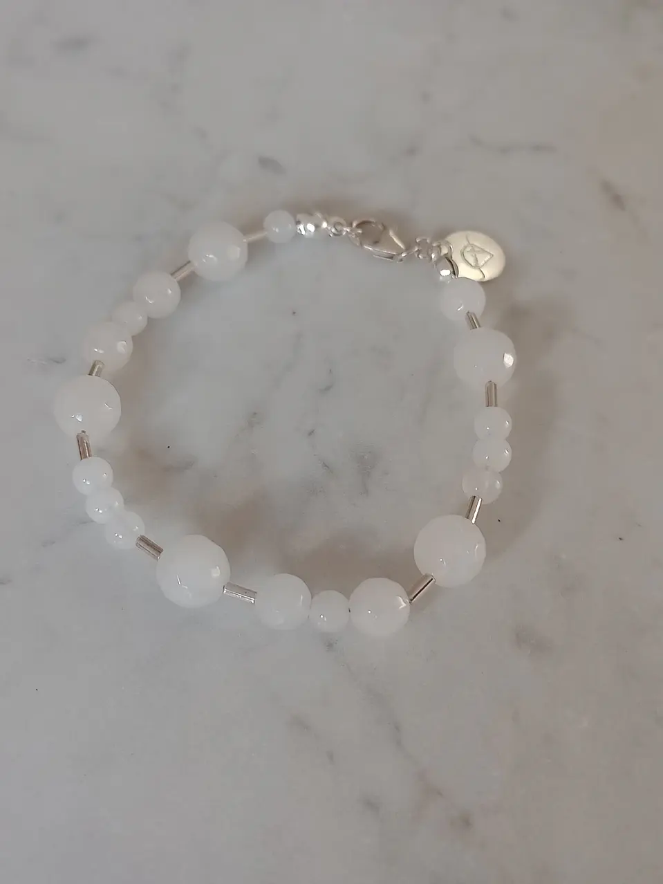 Pulsera de piedras cuarzo blanco y mostacillas de plata  3
