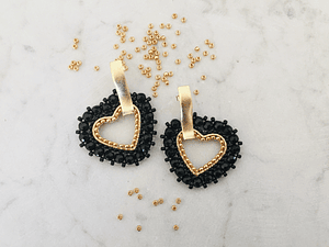 Aros tejidos a mano con rocailles Miyuki y piedras ónix en su contorno