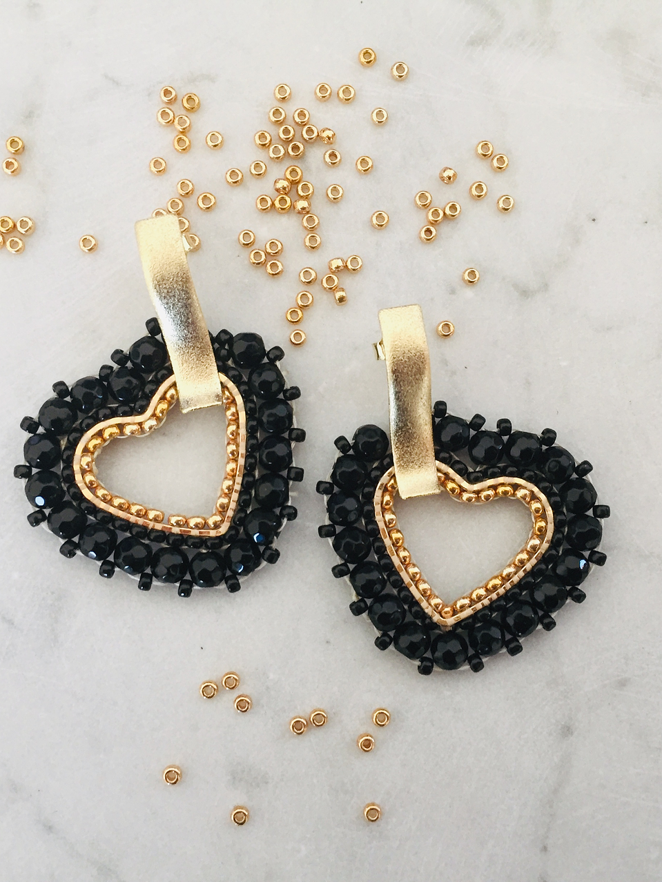 Aros tejidos a mano con rocailles Miyuki y piedras ónix en su contorno 1