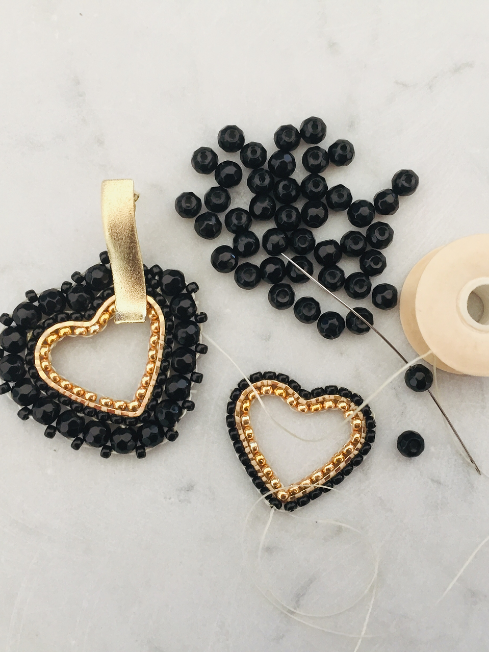 Aros tejidos a mano con rocailles Miyuki y piedras ónix en su contorno 2