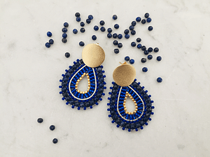 Aros tejidos a mano con delicas, rocailles Miyuki y piedras lapislázuli en su contorno