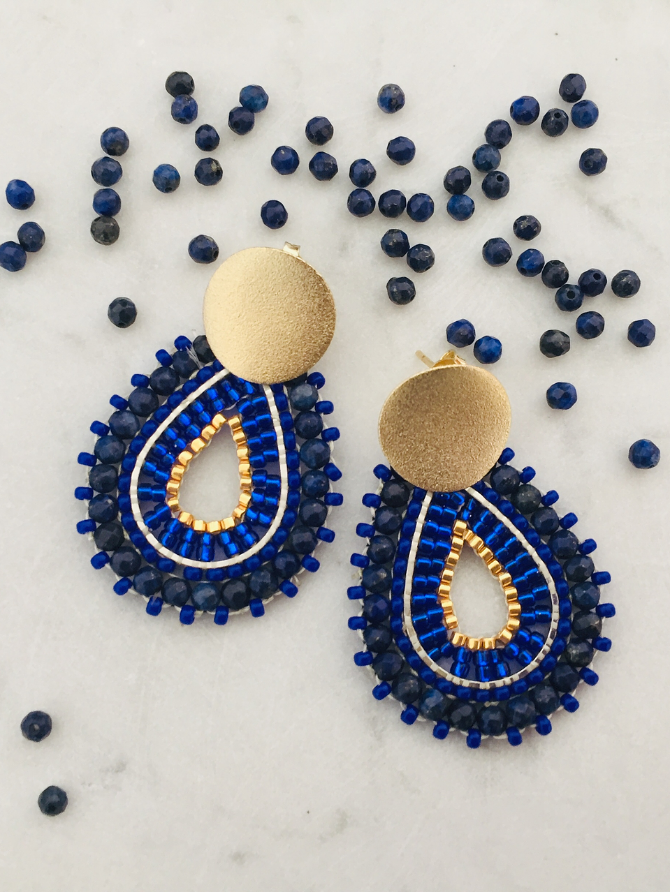 Aros tejidos a mano con delicas, rocailles Miyuki y piedras lapislázuli en su contorno 1