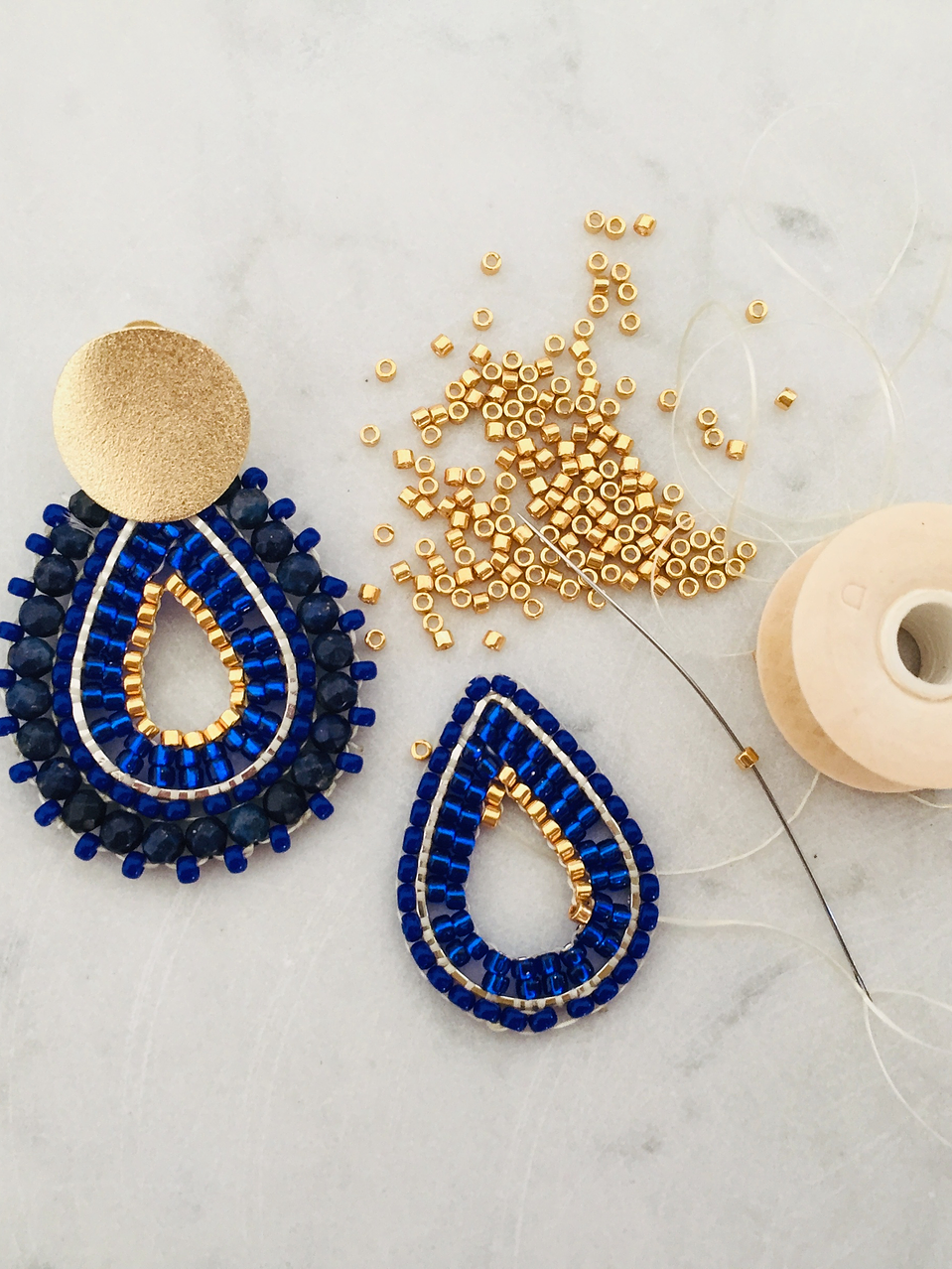 Aros tejidos a mano con delicas, rocailles Miyuki y piedras lapislázuli en su contorno 2