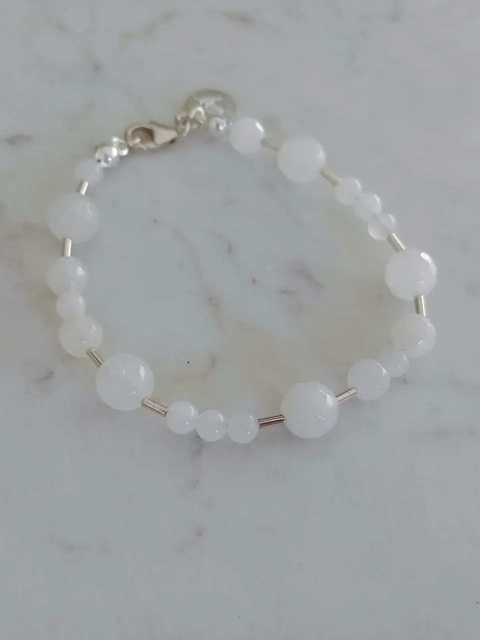 Pulsera de piedras cuarzo blanco y mostacillas de plata  2