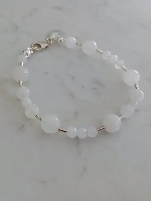 Pulsera de piedras cuarzo blanco y mostacillas de plata  1
