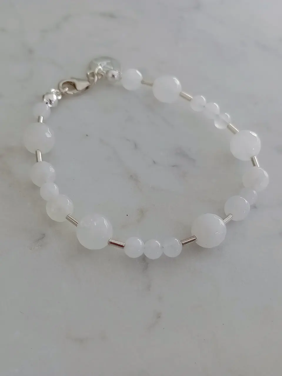 Pulsera de piedras cuarzo blanco y mostacillas de plata  1