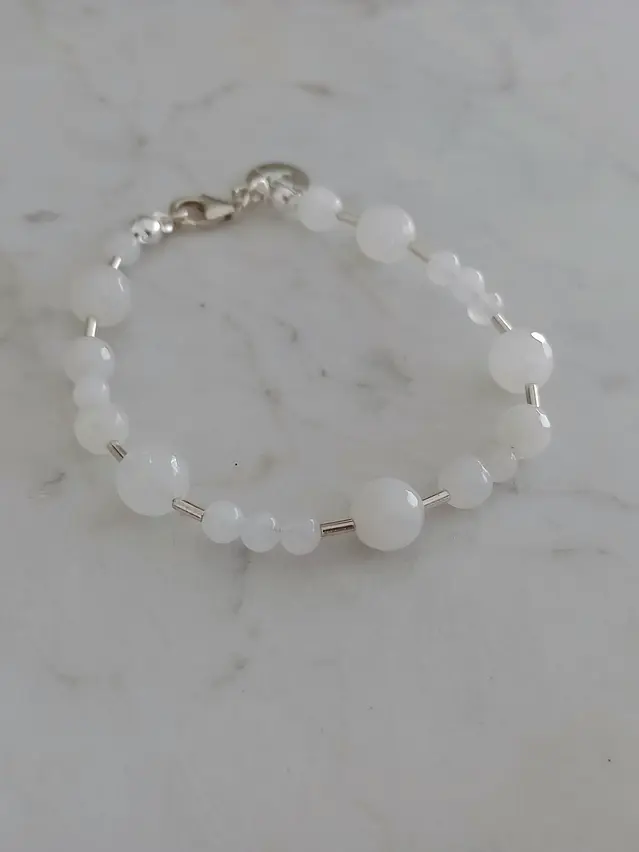 Pulsera de piedras cuarzo blanco y mostacillas de plata  4