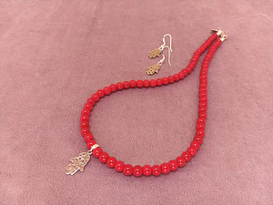 Conjunto de aros y collar de piedras jade rojo y mano de Fátima de plata