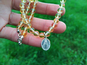Collar de piedras citrino y virgecita de los rayos de plata