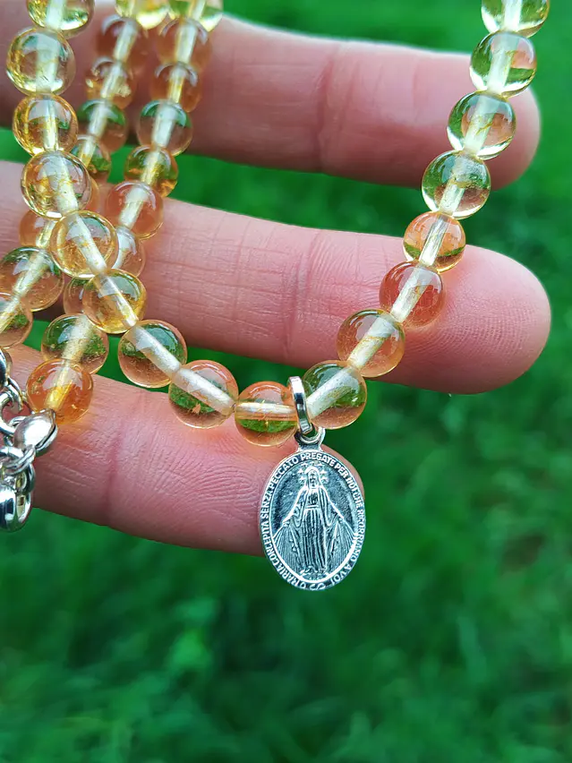 Collar de piedras citrino y virgecita de los rayos de plata 1