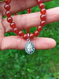 Collar de piedras cornalina y Virgencita de los rayos de plata - Miniatura 5
