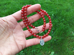 Collar de piedras cornalina y Virgencita de los rayos de plata
