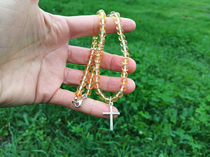Collar de piedras citrino y cruz de plata