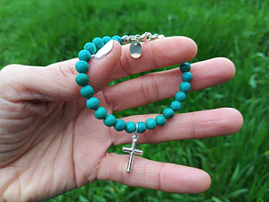 Pulsera de piedras turquesa y cruz de plata
