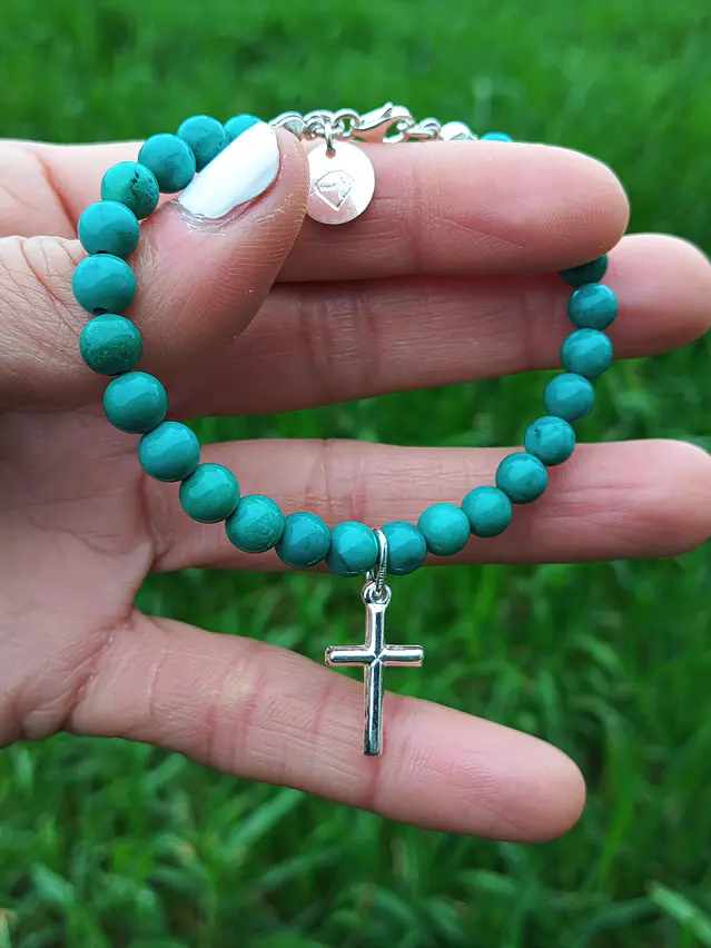 Pulsera de piedras turquesa y cruz de plata 2