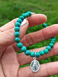 Pulsera de piedras turquesa y Virgencita de los rayos - Miniatura 2