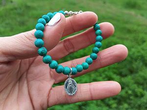 Pulsera de piedras turquesa y Virgencita de los rayos