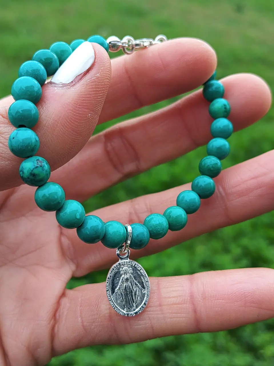 Pulsera de piedras turquesa y Virgencita de los rayos 1