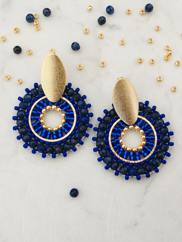 Aros tejidos a mano con rocailles y piedras lapislazuli en su contorno 1