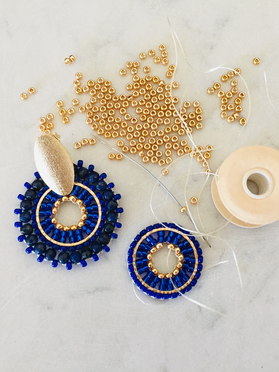 Aros tejidos a mano con rocailles y piedras lapislazuli en su contorno 2