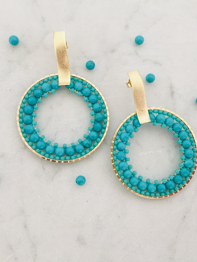 Aros tejidos a mano con rocailles y piedras turquesa en su contorno 1