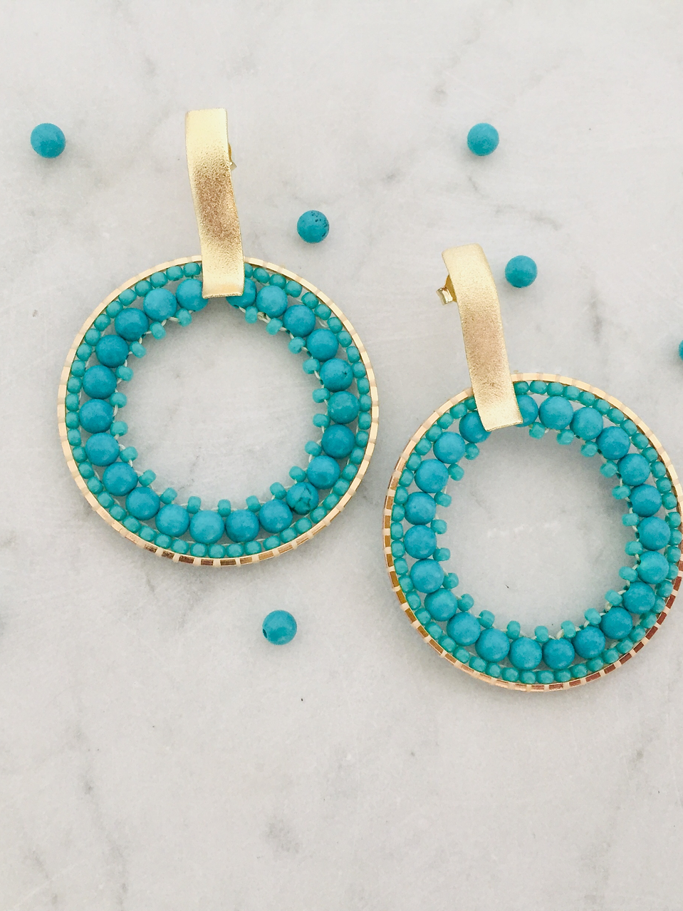 Aros tejidos a mano con rocailles y piedras turquesa en su contorno 1