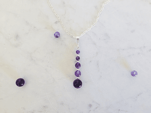 Cadena de plata y colgante de piedras amatista