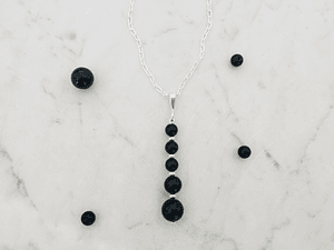 Cadena de plata y colgante de piedras ónix