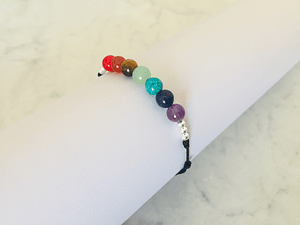 Pulsera de hilo negro regulable con piedras de los 7 chakras y detalles de plata