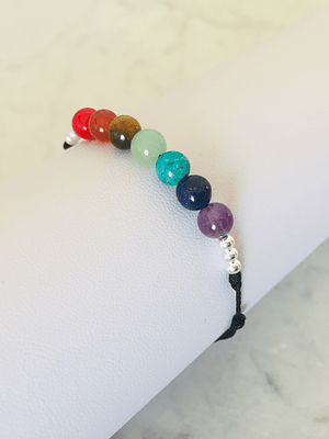 Pulsera de hilo negro regulable con piedras de los 7 chakras y detalles de plata