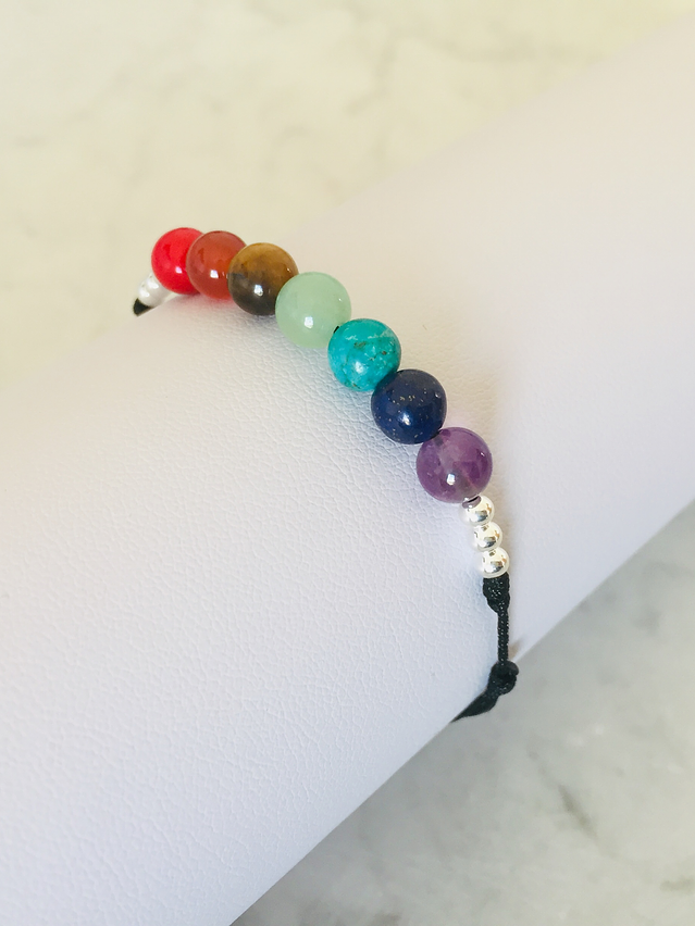 Pulsera de hilo negro regulable con piedras de los 7 chakras y detalles de plata 1