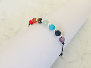 Pulsera de hilo negro con piedras de los 7 chackas 1 y detalles de plata