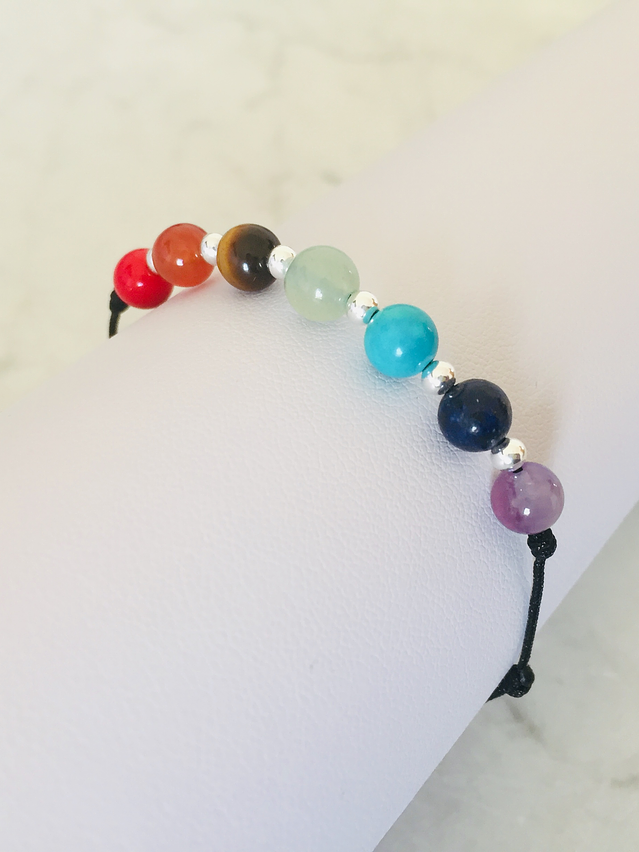 Pulsera de hilo negro con piedras de los 7 chackas 1 y detalles de plata 1
