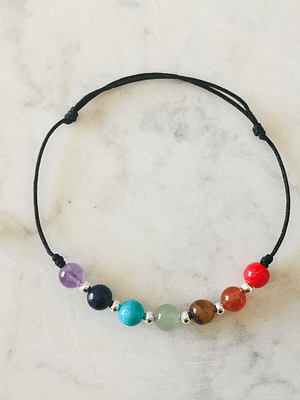 Pulsera de hilo negro con piedras de los 7 chackas 1 y detalles de plata
