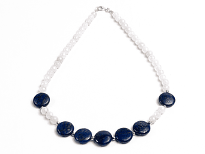 collar de piedras lapislazuli, cuarzo blanco y detalles de plata