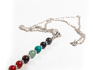 Cadena de plata con colgante de piefras de los 7 chakras