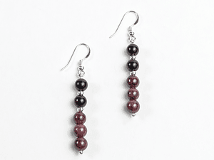 Aros de piedras ónix, granate y detalles de plata