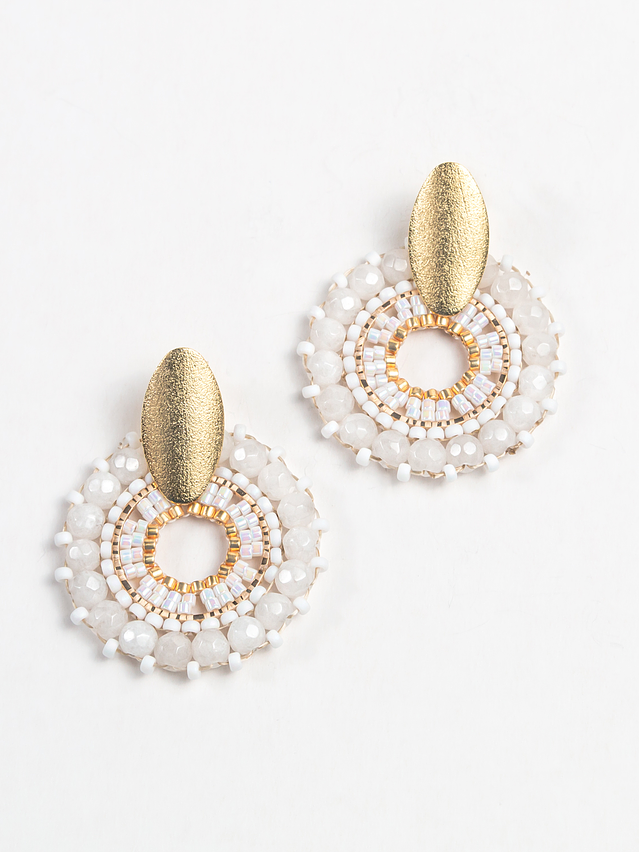 Aros tejidos a mano con rocailles, delicas Miyuki y piedras cuarzo blanco en su contorno 1