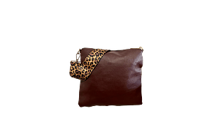 Bolsa tiracolo sofisticada com estampa de leopardo e detalhes em marrom