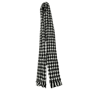 Classic Houndstooth Scarf – Timeless Elegance and Warmth