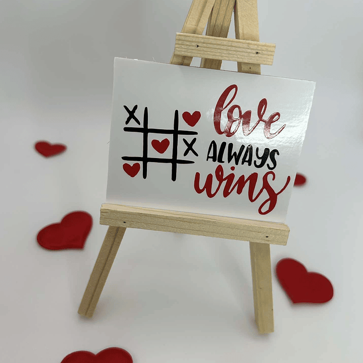 Placa com Cavalete de Madeira - Love Always Wins 2