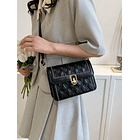 Bolso cuadrado guateado negro 5